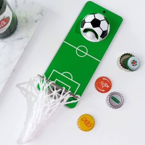 Arola Fußball-Flaschenöffner mit Magnet, abnehmbar für die Wand, aus Metall mit Kappenfänger-Sammlung, perfekt für Fußball- und Bierliebhaber als Küche-Hof-Bar-Deko.