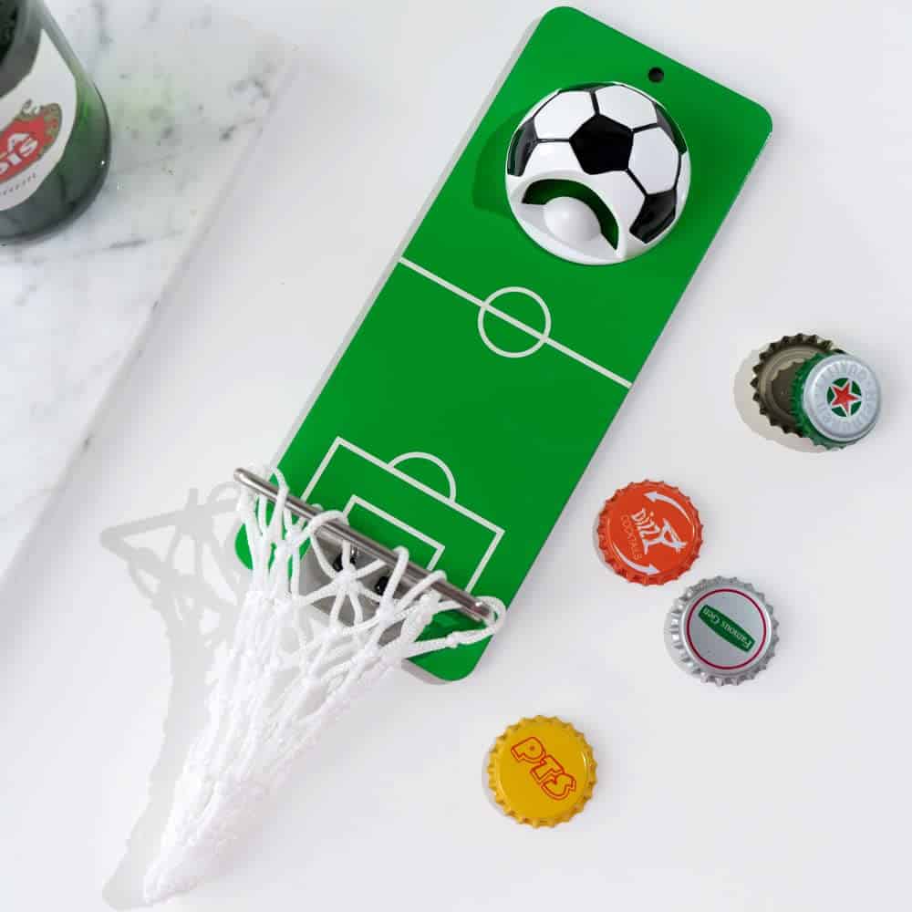 Arola Magnetischer Fußball Flaschenöffner, abnehmbarer Wandöffner aus Metall mit Kappenfänger-Sammler, Geschenk für Fußball, Bierliebhaber und Männer, Verwendung als Küche-Hof-Bar-Dekoration.