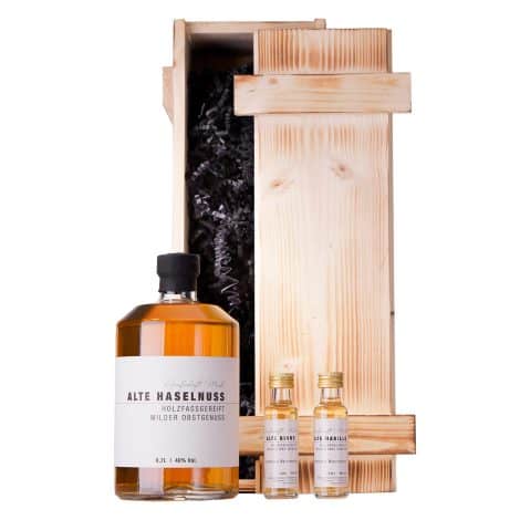 Grafschaft Mark Alte Haselnuss Schnaps Geschenkset: 1x 0,7 L & 2x 0,02 L, 40% Alkohol, Holzbox mit Haselnussbrand, Birnenbrand, Marillenbrand, Obstler im Holzfass gelagert. Perfektes Schnaps-Geschenk!