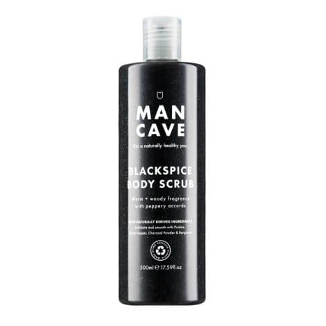 Männer-Körperpeeling “ManCave Blackspice” mit 500 ml, wärmendem, holzigem Duft, reinigt und peelt die Haut mit Bimsstein und Aktivkohle. Natürliche, vegane Formel, hergestellt in Großbritannien.