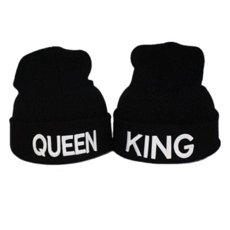 Weihnachts-Partner-Outfit: Schwarze und weiße Strickmützen “King” und “Queen” als Geschenk für Paare.