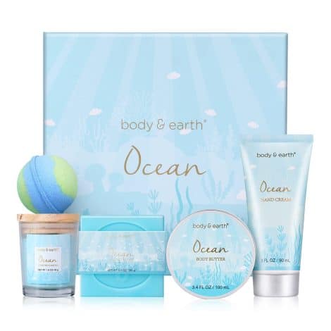 BODY & EARTH Geschenkset für Damen – 5-teilig mit Duft nach Ozean, beinhaltet Kerze, Bodybutter, Handcreme, Badebombe; ideale Geschenke für Frauen, Männer, Freundin, Mama.