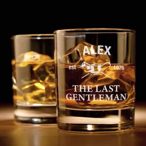 Personalisiertes Vintage Whiskyglas mit eingraviertem Namen und Datum – Perfekte Geschenkidee für stilbewusste Männer.