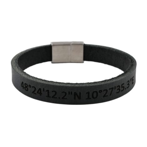 Personalisiertes Schwarzlederarmband mit Gravur, ideal als Geschenk für Frauen und Männer. Magnetverschluss aus Edelstahl. Freundschafts- oder Partnerarmband.