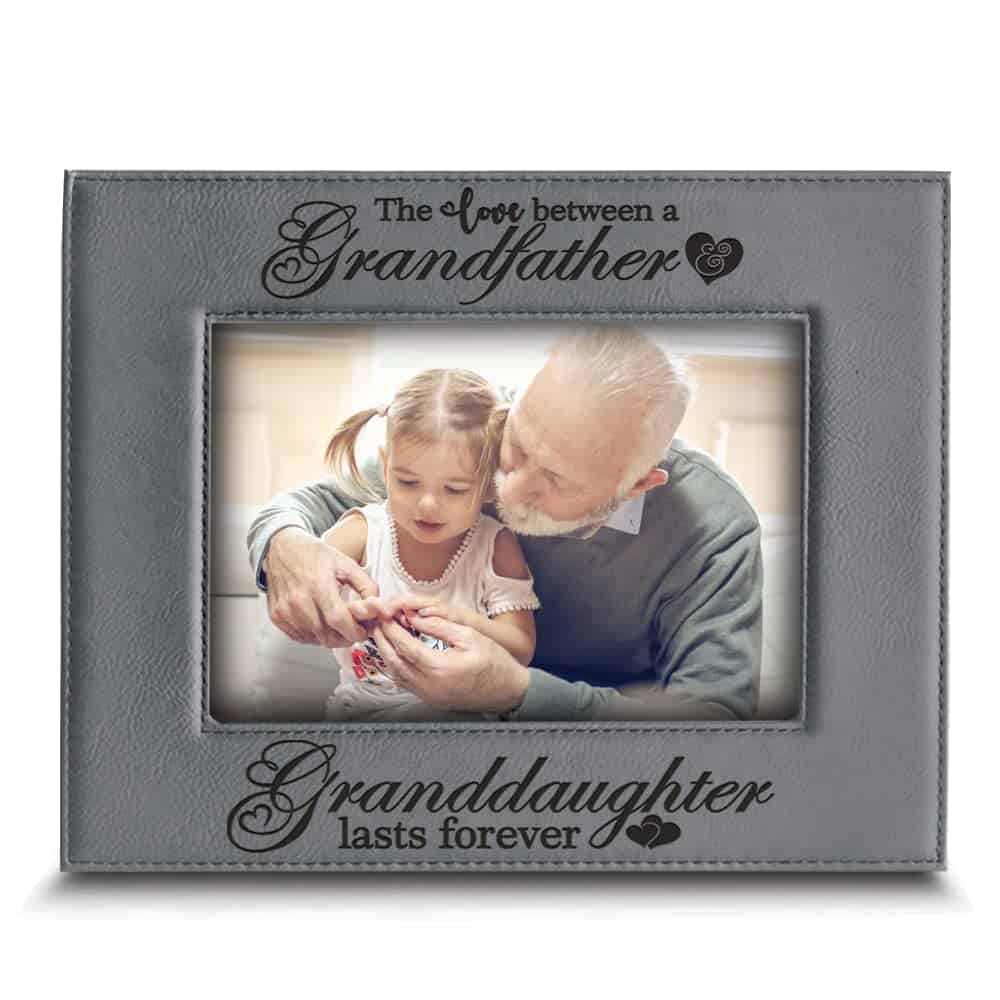 BELLA BUSTA - The Love Between a Grandfather & Granddaughter, Grandson Lasts Forever-Tolles Geschenk für Großvater, lasergravierte Kunstleder-Bilderrahmen (12,7 x 17,8 cm, horizontal (Enkelin))