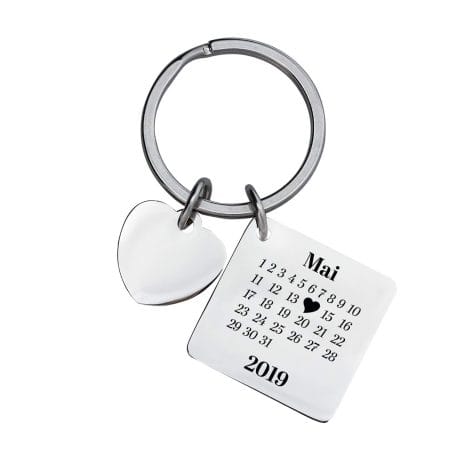 Personalisierbarer Edelstahl-Schlüsselanhänger von Geschenke 24: Schönster Tag, 25x25mm, mit individuellem Datum und Namen. Ideal für Jahrestage, Valentinstag und Hochzeitstage.