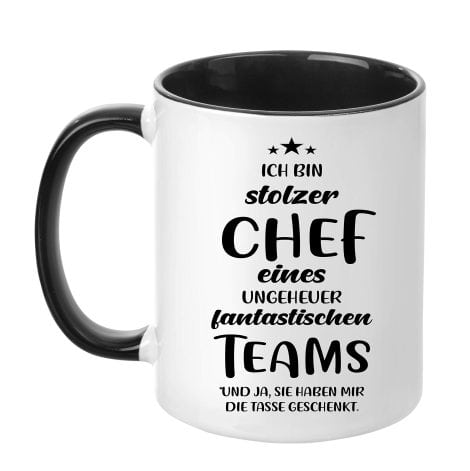 Schwarze Kaffeetasse für das Büro als Geschenkidee mit beidseitigem Druck: “Stolzer Chef eines großartigen Teams”.