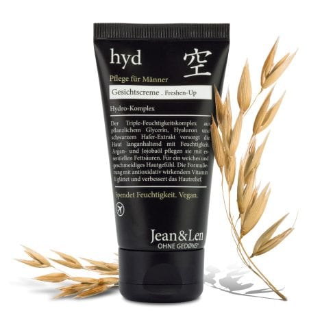 Jean & Len Hydro-Gesichtscreme für Männer mit erfrischender Pflege für den Tag und die Nacht enthält einen Triple-Feuchtigkeitskomplex. Die Creme pflegt die Haut mit Argan- und Jojobaöl, verbessert das Hautrelief und ist vegan. Inhalt: 50 ml.