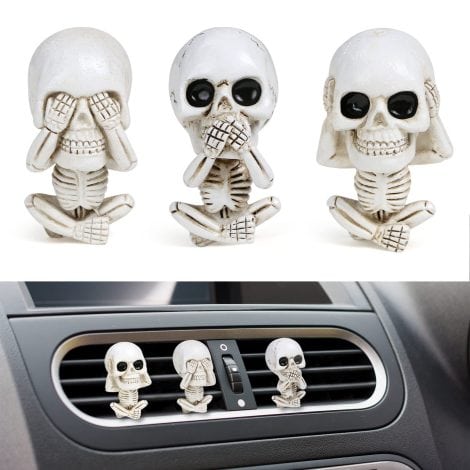 URAQT Totenkopf Autodiffusor, 3er Set Autolufterfrischer zur Dekoration von Autoarmaturenbrett und Innenraum. Witziges Auto- und Bürozubehör, perfekt als Geschenk für Frauen und Männer. (Mit Dufttabletten für Aromatherapie)