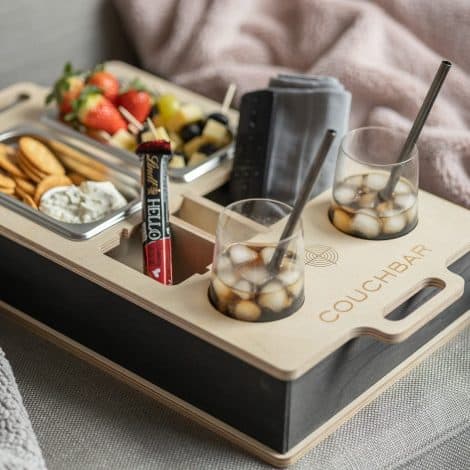 Der INEXTERIOR CouchBar – INDIVIDUELL anpassbar – made in Germany – inklusive Snackschalen, Organizer und Flaschenhalter – Couchbutler.