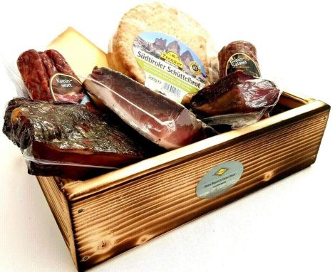 Geschenkbox aus Südtirol mit 7 Spezialitäten – beinhaltet Speck, Käse, Salami & Schinken von Viktor Kofler/Lana. Perfektes Genussgeschenk für jedermann.