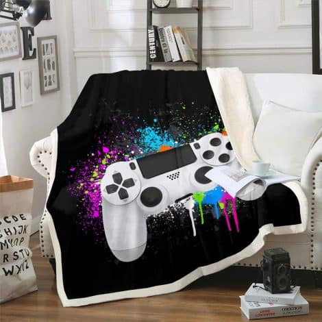 Gamepad-Kuscheldecke für Gamer: gemütliche Fleecedecke für Jugendliche und Kinder, weiß mit buntem Game Controller-Motiv.