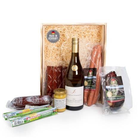 Schwarzwalder Delikatess-Geschenkkorb “Holzkiste” mit ausgesuchter Wurst, Schinken, Feigensenf und Weißwein – perfektes Geschenk für jeden Anlass!