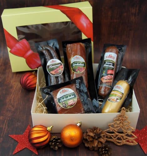 Wurstgeschenk für Männer und Familie: Geschenkpaket mit Schinken, Salami, geräucherter Lende, Hausmacher Leberwurst, Rindswürstchen und Kaminwurzen.