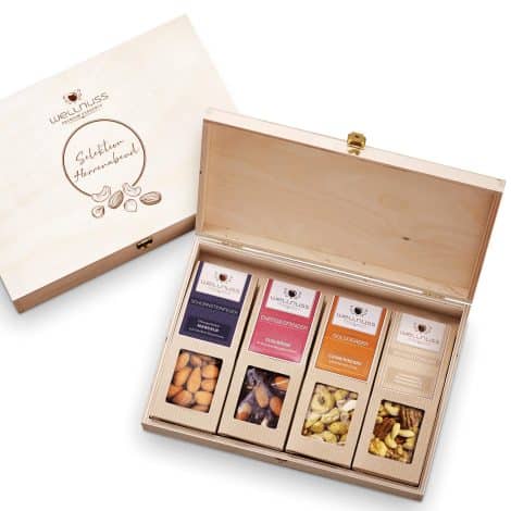 WELLNUSS “Man’s Night – Nut Selection” – Luxurious gift set for men, containing 4 exceptional nut snacks in a high-quality birchwood box. Gourmet gift idea for husband, boss, dad.