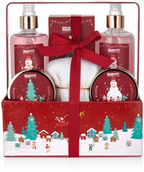 BRUBAKER Kosmetik Winter Beeren Bade- und Dusch Set – 7-teiliges Weihnachtsgeschenk mit Handtuch – für Sie und Ihn.