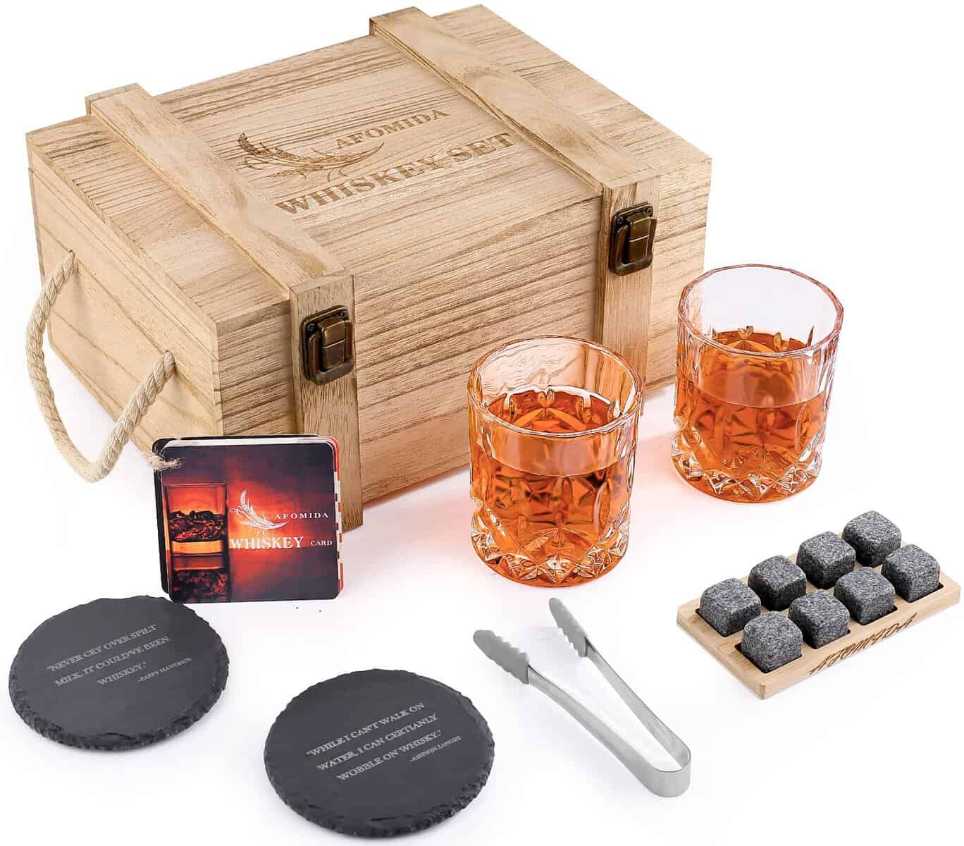 Whisky Glas und Stein Set Geschenk für Männer Ehemann Papa Besonderes Geschenk - 8 Whiskey Granit Kühl Steine - 2 Gläser 10 oz - 2 Untersetzer - Zange Cocktail Rezepte Holzkiste Weihnachten/Geburtstag