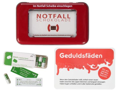 Liebeskummerpillen Geschenk-Set: Rettungsschokolade, Fruchtgummi-Geduldsfäden und Dosis Glück gegen den Notfall.