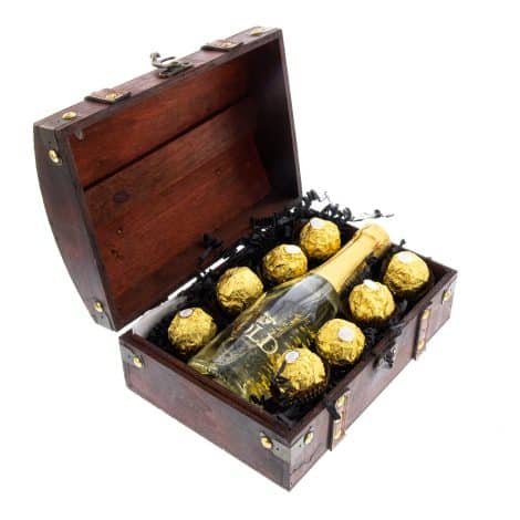 Goldene Geschenk-Mini-Truhe mit 0,2l Sekt, Blattgold & Rocher-Pralinen für wahre Genießer.