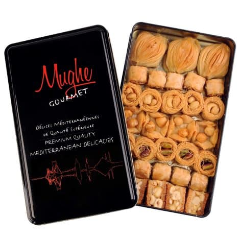 Mughe Gourmet Baklava Geschenkset in eleganter Blechdose  500 g, 32 Stück  Türkische Pistazie, Walnuss, Haselnuss, köstliche Baklawa Süßigkeiten für Geburtstag, Vatertag.