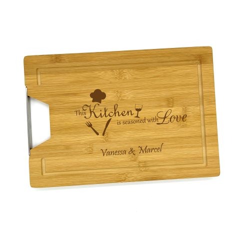 Personalisiertes Holzbrett “Kitchen Love” mit Gravur für die Küche – das perfekte Kochgeschenk!