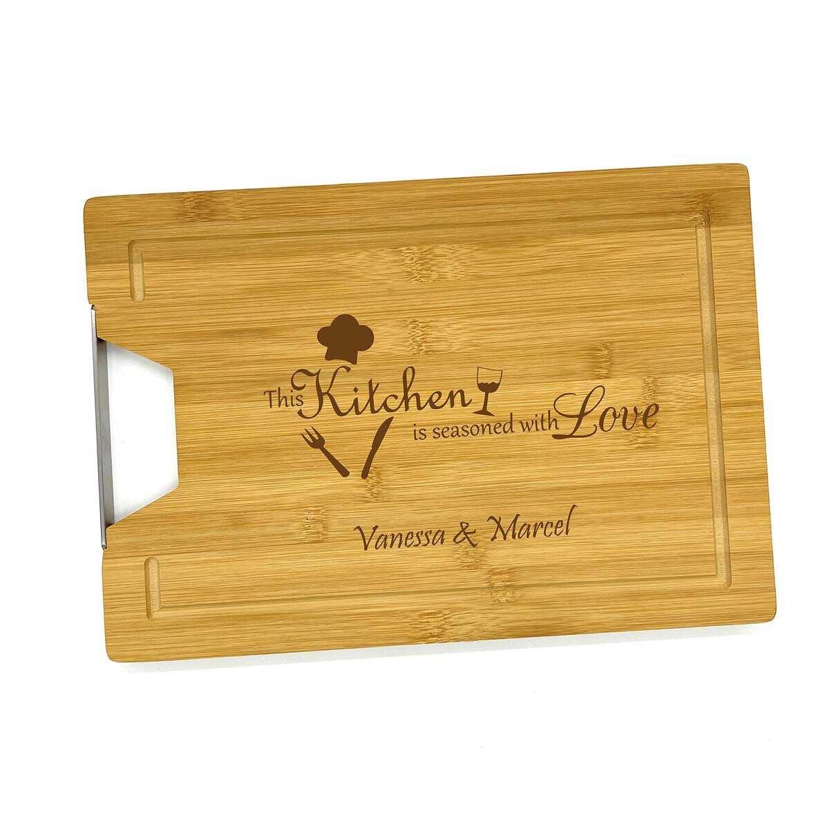 Saphir Design Holzbrett mit Gravur "Kitchen Love" Schneidebrett personalisiert Name Holz 33x23x1,8 cm | Küchenbrett Name personalisiert Geschenk Kochen | Bambus Brett graviert (KSB-03)