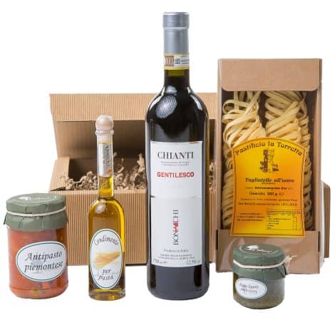 Das “Tavola Italiano” Geschenkset von The Wine Guys mit köstlichen italienischen Spezialitäten und Chianti.